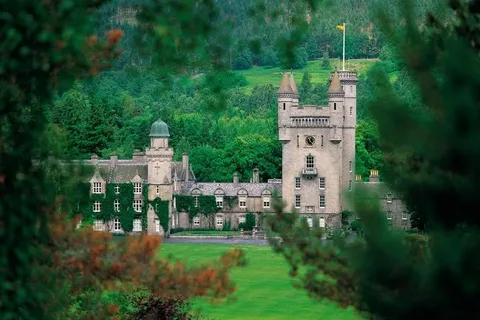 50 Secrets of famous castles and palaces.